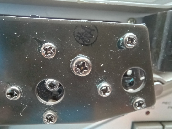 Ganz rechts fehlt die Schraube, um den Aufnahmekopf zu fixieren Ganz rechts fehlt die Schraube, um den Aufnahmekopf zu fixieren