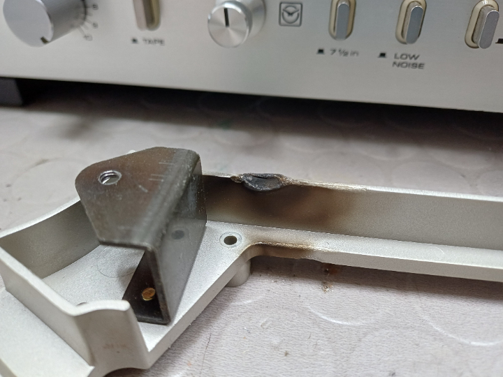 Verbrannte bzw. angeschmorte Kunststoffumrandung der Kopfeinheit Verbrannte bzw. angeschmorte Kunststoffumrandung der Kopfeinheit