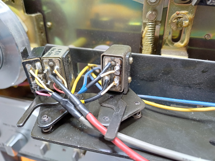 Kopfeinheit abmontiert und schon können alle Kabeln leicht und bequem angelötet werden. Kopfeinheit abmontiert und schon können alle Kabeln leicht und bequem angelötet werden.