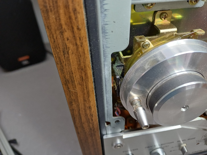 Eine dicke Schicht von Ablagerungen am Bandspanner an der Bandeinlauf Rolle. Eine dicke Schicht von Ablagerungen am Bandspanner an der Bandeinlauf Rolle.