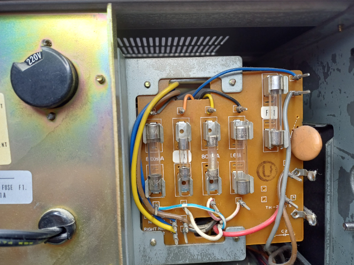 20 x 5 mm Glasrohrsicherungen in Halterungen für 32 x 6,3 mm Sicherungen, sollte auch nicht sein. 20 x 5 mm Glasrohrsicherungen in Halterungen für 32 x 6,3 mm Sicherungen, sollte auch nicht sein.