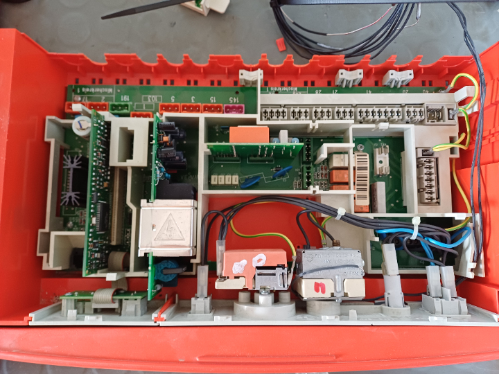 Innen schön übersichtlich und modular aufgebaut.