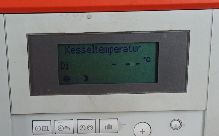 Funktioniert wieder, nur die Kesseltemperatur wird nicht angezeigt, wäre aber auch ein Wunder, da der Kessel beim Kunden steht ;-)