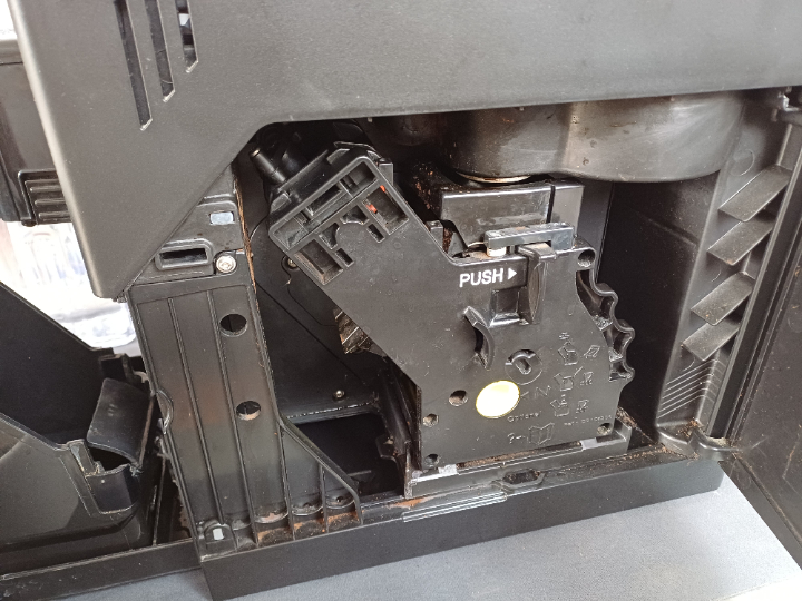 Geöffnete Serviceklappe.