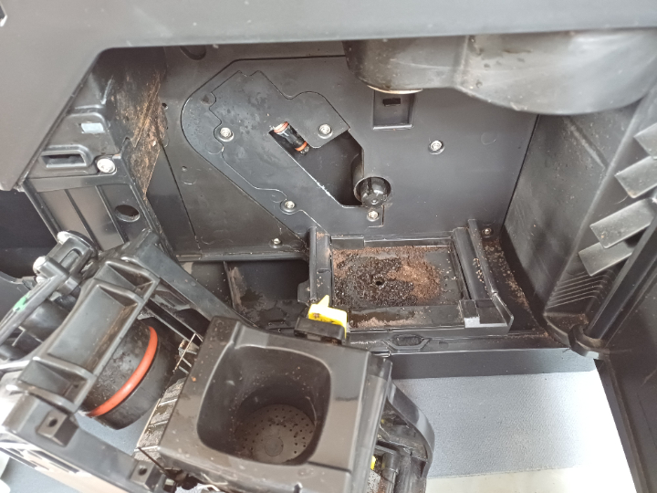 Brühgruppe, Kaffeeresteschublade, sollte wie der Kaffeesatzbehälter und die Abtropfschale einmal in der Woche unter fließendem Leistungswasser abgespült werden. 