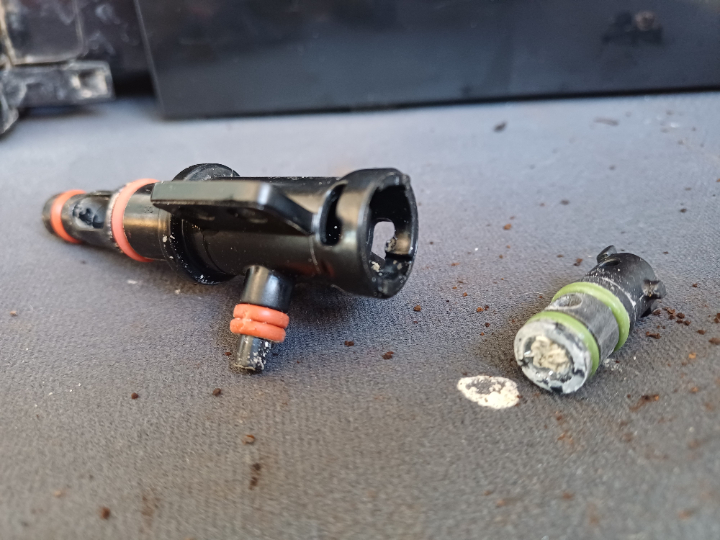 Zerlegter Auslaufstutzen mit deutlich sichtbaren Ablagerungen.