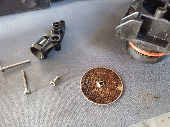 Das Brühsieb hat auch eine Reinigung nötig