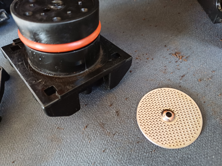 Nach der Ultraschallreinigung ist das Brühsieb wieder wie neu. 