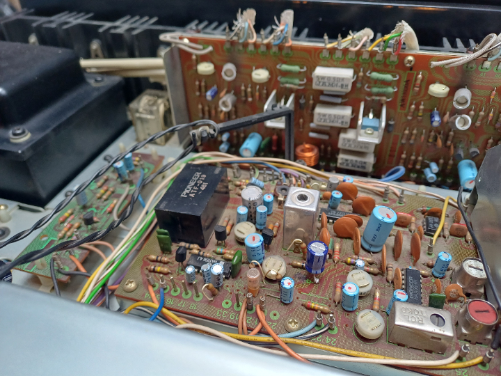 Im Vordergrund der Tuner, hinten die Endstufe, die Endstufentransistoren selbst sitzen dahinter direkt am Kühlkörper. 