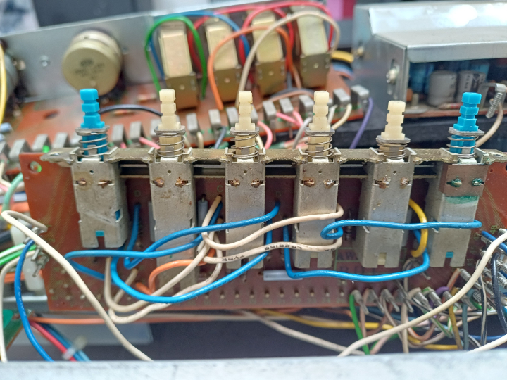 Deutlich sichtbar am Schalter rechts, der Grünspan an der Kupferabdeckung, durch eine nicht fachgerechte Behandlung mit Kontaktspray. 