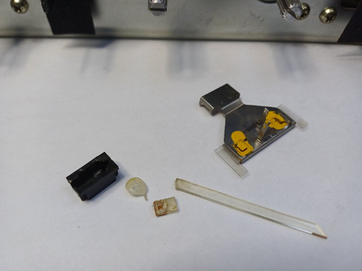 Gebrochener Zeiger für die Tunerabstimmung, hier wurde auch schon mit Heißkleber versucht zu kleben.