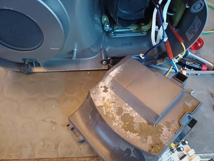 Mehl, Ei und andere Teigzutaten finden auch immer einen Weg ins Innere einer Küchenmaschine, das heißt, eine Innenreinigung kann aus hygienischen Gründen nie schaden.