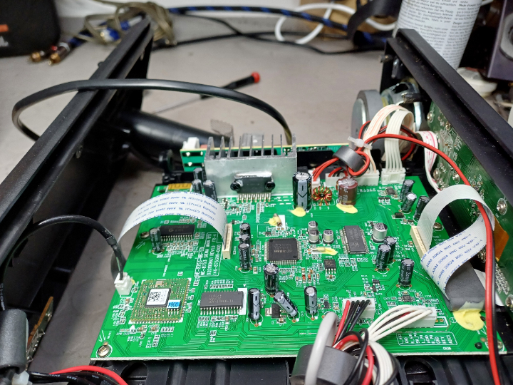 Gerät geöffnet und da keine Schaltungsunterlagen vom Hersteller ausgegeben werden, zuerst auf Auffälligkeiten überprüft. Gerät geöffnet und da keine Schaltungsunterlagen vom Hersteller ausgegeben werden, zuerst auf Auffälligkeiten überprüft.