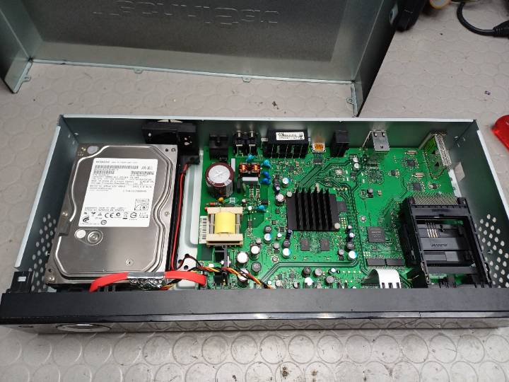 Im inneren, deutlich sichtbar links die 500GB Festplatte