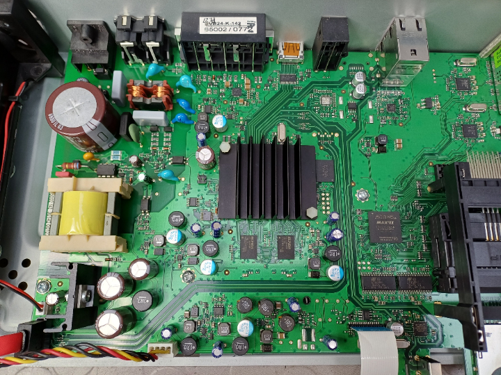 Auf der Hauptplatine sind viele Baugruppen, die eindeutig als DC-DC-Konverter zu identifizieren sind.