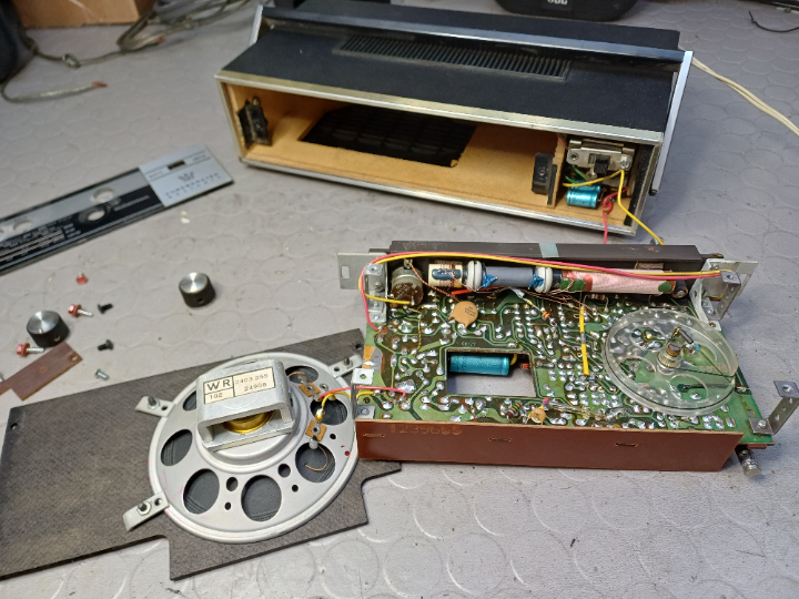 Für Messungen zerlegtes Gerät Für Messungen zerlegtes Gerät