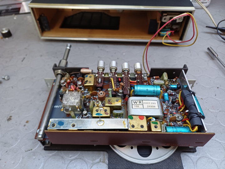 Beide Germaniumtransistoren der Gegentaktendstufe, gegen Masse isoliert eingebaut. Eine günstige Lösung, die meist auch länger funktioniert. Beide Germaniumtransistoren der Gegentaktendstufe, gegen Masse isoliert eingebaut. Eine günstige Lösung, die meist auch länger funktioniert.