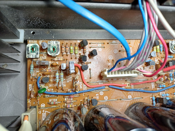 Deutlich sichtbarer Grünspan an den Trimmern, ein Kontaktspray ist nur so gut wie der Anwender!
Ein säurehaltiger Spray ist generell keine gute Idee bei einem Trimmer oder Potentiometer und wenn, dann muss gründlich abgespült und anschließend mit Kontaktöl oder Fett versiegelt werden. Deutlich sichtbarer Grünspan an den Trimmern, ein Kontaktspray ist nur so gut wie der Anwender!
Ein säurehaltiger Spray ist generell keine gute Idee bei einem Trimmer oder Potentiometer und wenn, dann muss gründlich abgespült und anschließend mit Kontaktöl oder Fett versiegelt werden.