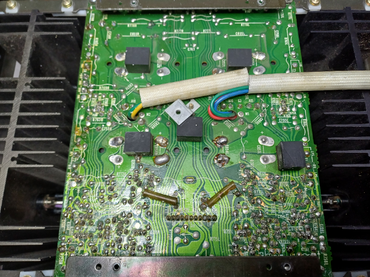 Fast alles nachgelötet oder aus und wieder einbaut, bzw. wurden bei einem Kanal auch alle Widerstände getauscht, warum, das ist die Frage. Fast alles nachgelötet oder aus und wieder einbaut, bzw. wurden bei einem Kanal auch alle Widerstände getauscht, warum, das ist die Frage.