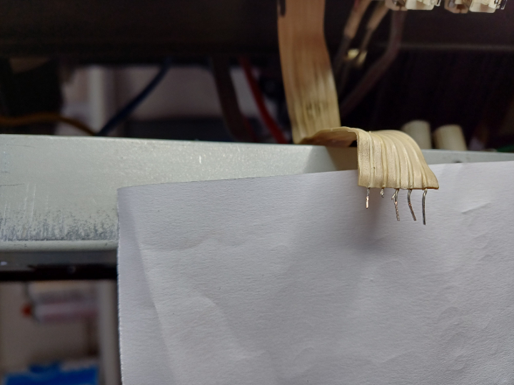 Kabelverbindung mit gebrochenen Litzen, diese sind dann zu kurz, sodass kein korrekter Kontakt in der Kabelklemme hergestellt wird. Kabelverbindung mit gebrochenen Litzen, diese sind dann zu kurz, sodass kein korrekter Kontakt in der Kabelklemme hergestellt wird.