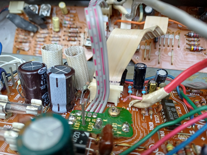 In der Bildmitte ist die Kabelklemme für das Flachkabel vom vorigen Bild zu sehen.
Dass hier kein Kontakt zu der abgebrochenen Litze besteht, ist nicht sichtbar, dafür aber, dass der roser Draht rechts daneben abgebrochen ist.
Bei älteren Geräten ist immer Vorsicht beim Zerlegen gefragt, gerne brechen Kabel beim Bewegen ab. In der Bildmitte ist die Kabelklemme für das Flachkabel vom vorigen Bild zu sehen.
Dass hier kein Kontakt zu der abgebrochenen Litze besteht, ist nicht sichtbar, dafür aber, dass der roser Draht rechts daneben abgebrochen ist.
Bei älteren Geräten ist immer Vorsicht beim Zerlegen gefragt, gerne brechen Kabel beim Bewegen ab.