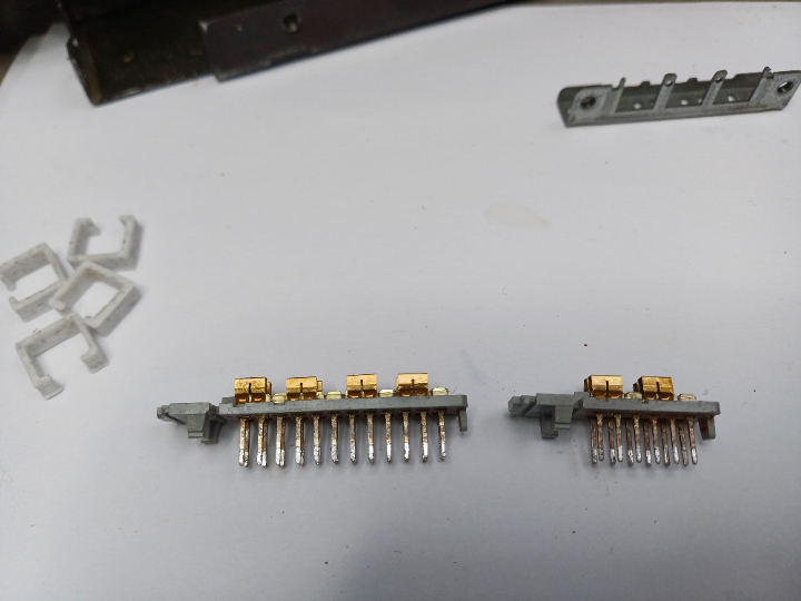 Schalter von der unsachgemäßen Spraybehandlung gereinigt und neu versiegelt. Schalter von der unsachgemäßen Spraybehandlung gereinigt und neu versiegelt.