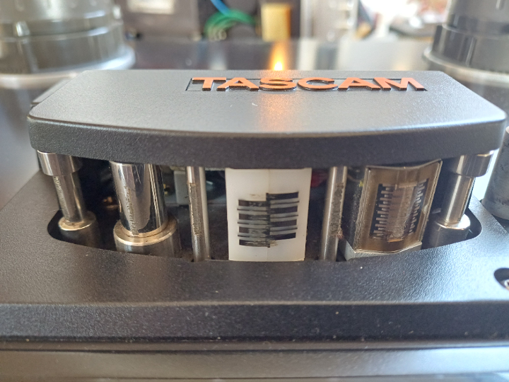 Tonköpfe und Bandführung mit starken Verkrustungen.