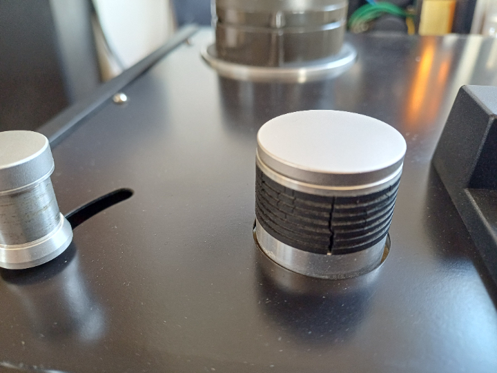 Bandeinlaufrolle (Counter Roller) mit deutlichen Rissen in der Gummiauflage.