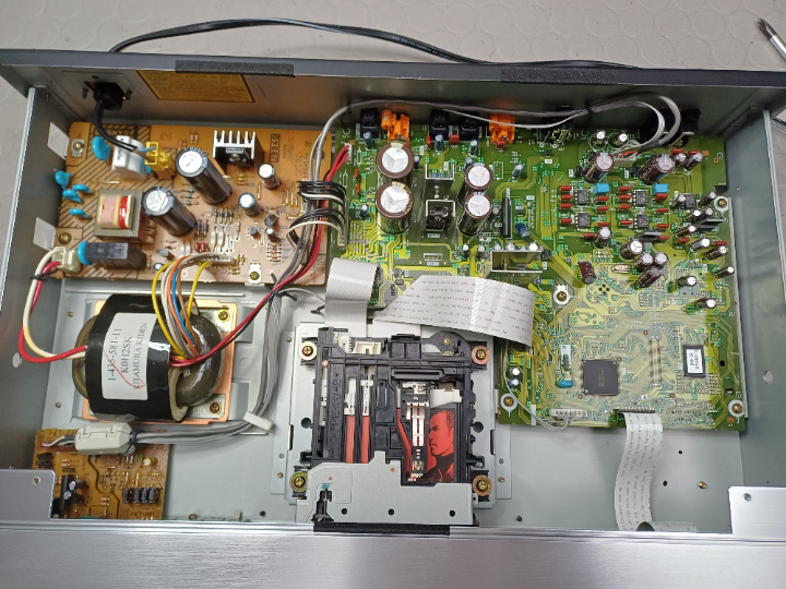 Innen schön ausgeräumt, mittig das Laufwerk, rundherum etwas Elektronik