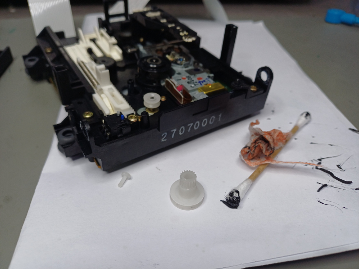 Alle Laufwerksteile von den klebrigen Rückständen vom Loadingriemen gereinigt.