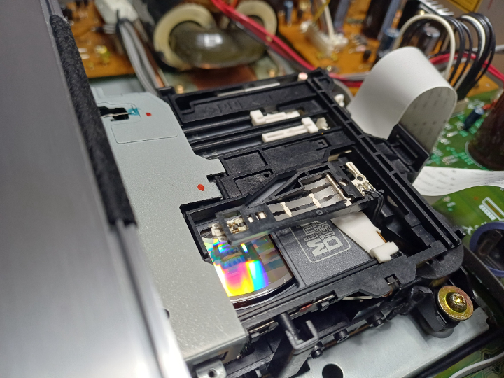 Funktioniert wieder, hier auch zu sehen der Magnetkopf für die Aufnahme, bei Wiedergabe kein Kontakt zur Disk.