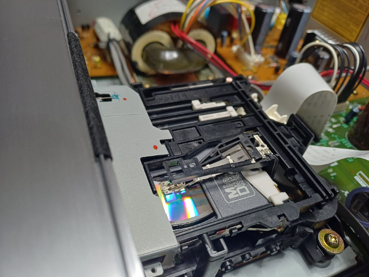 Bei der Aufnahme liegt der Magnetkopf auf der Disk auf, während von unten durch den Laser die magnetisierbare Schicht punktgenau erhitzt wird.