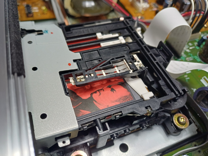 Hier mit der Wiedergabe einer fertig bespielten MiniDisc, hier ist generell keine Aufnahme möglich, die Disk hat keine magnetisierbare Schicht bzw. ist auch im Gehäuse der MiniDisc auf der Oberseite keine Öffnung.