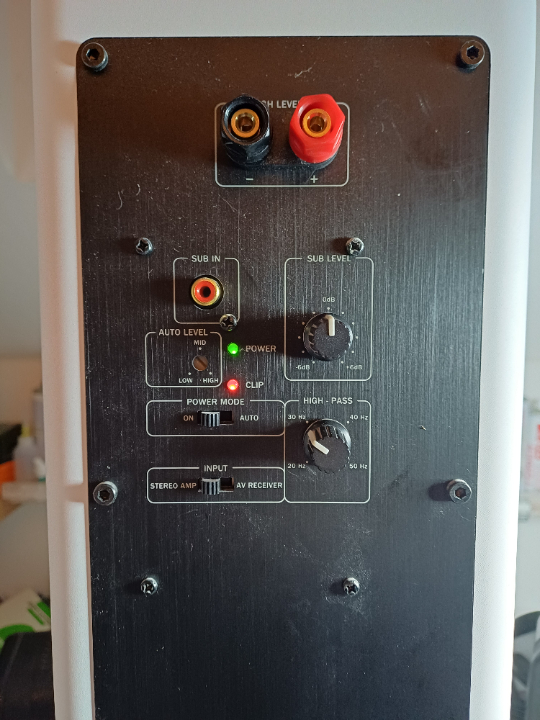 Die Endstufe schaltete sich zwar scheinbar ein, jedoch leuchtete selbst ohne Eingangssignal CLIP auf. 