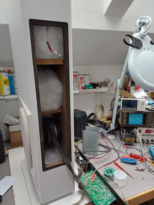 Lautsprecher für die Reparatur zerlegt, probeweise mit dem Labornetzgerät die aufgrund eines defekten DC/DC-Konverters fehlende Spannung ersetzt und siehe da, die Endstufe funktioniert.