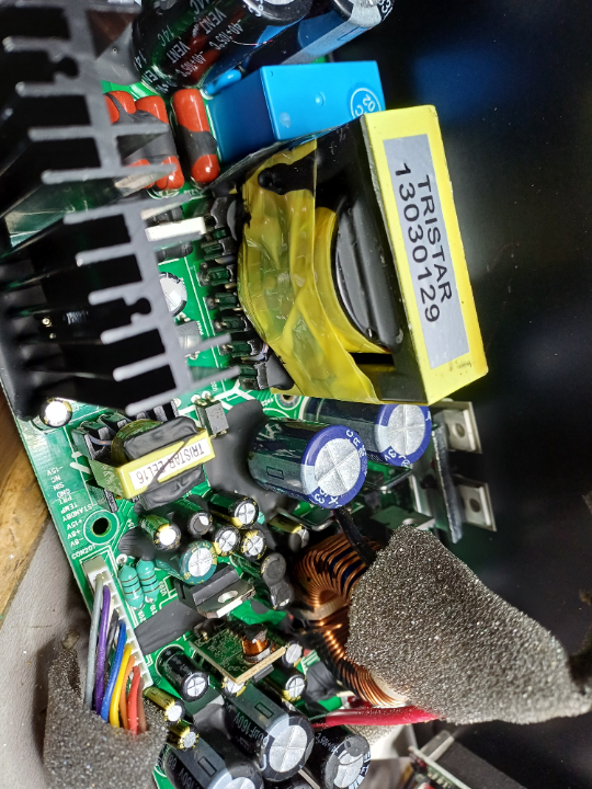 Anstelle eines linearen Spannungsreglers wurde hier von Teufel ein DC/DC-Konverter verbaut.
Aufgrund des besseren Wirkungsgrads und der dadurch geringen Abwärme keine schlechte Lösung. Vor einem Defekt schützt dies aber dennoch nicht. 