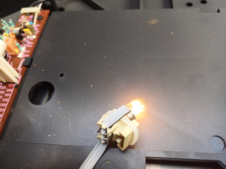 Eine gebrochene Halterung für ein Skalenlämpchen muss auch nicht immer mit dem 3D Drucker nachgedruckt werden, oft reicht auch eine kostengünstige Lösung oder wofür gibt es Kabelbinder.