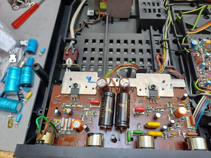 Defekt waren dann doch so einige Dinge, Endstufen IC, einige Elektrolytkondensatoren, ein Skalenlämpchen, ... wurden getauscht. Zusätzlich brauchte noch das Reibrad des Plattenspielers, die Schalter und die Regler  etwas Pflege.