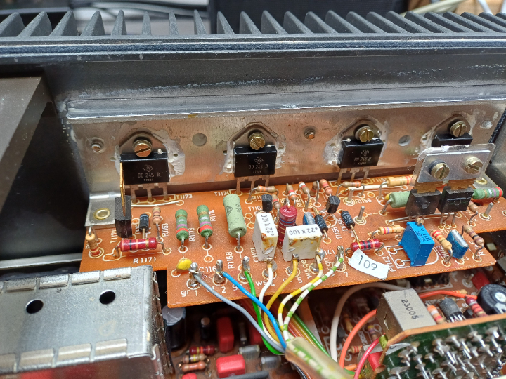 Bei einer Servicierung eingebauter Mehrgang Trimmer für den Ruhestrom, für mich etwas übertrieben, eine so feine Einstellung ist nicht nötig und rein optisch für mich in einem alten Vintage Gerät fehl am Platz. 

PS: Falls Sie nicht wissen, was ein Mehrgang Trimmer oder auch Spindeltrimmer genannt ist. Das ist ein verstellbarer Widerstand, bei dem der Wert durch mehrere Umdrehungen sehr fein und exakt verstellt werden kann. Am Bild das hellblaue Bauteil mit der kleinen Schraube zur Verstellung darauf.