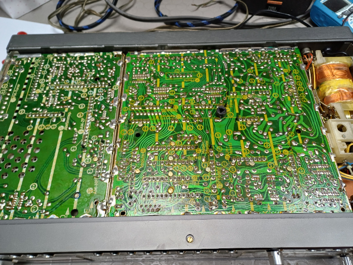 Unterseite der Hauptplatine, fast nur Steckkontakte für die Module, nur ein paar Bauteile sind direkt auf der Platine verbaut.