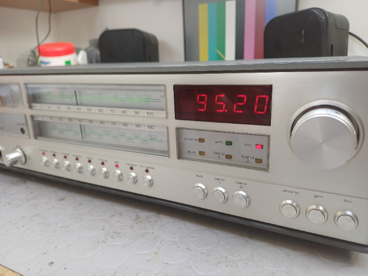 Digitale Frequenzanzeige, bei einem analogem Tuner eher eine Seltenheit.