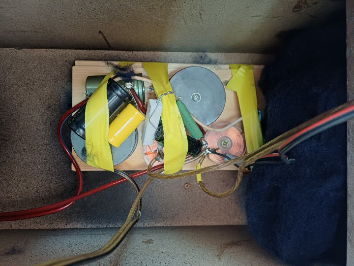 Auf einer Sperrholzplatten aufgebaute Frequenzweiche, scheinbar nicht nur mit Isolierband befestigt, hält und wackelt nicht! Vermutlich sollte das Isolierband nur die Weiche solange fixieren bis der Kleber darunter angezogen ist und nachher sieht es ja eh keiner, aber schön ist anders. Auf einer Sperrholzplatten aufgebaute Frequenzweiche, scheinbar nicht nur mit Isolierband befestigt, hält und wackelt nicht! Vermutlich sollte das Isolierband nur die Weiche solange fixieren bis der Kleber darunter angezogen ist und nachher sieht es ja eh keiner, aber schön ist anders.