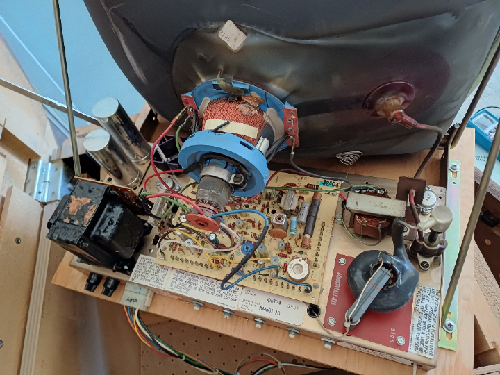 Der im Spielautomat verbaute Schwarzweißmonitor kann für Servicezwecke einfach nach oben herausgezogen werden.