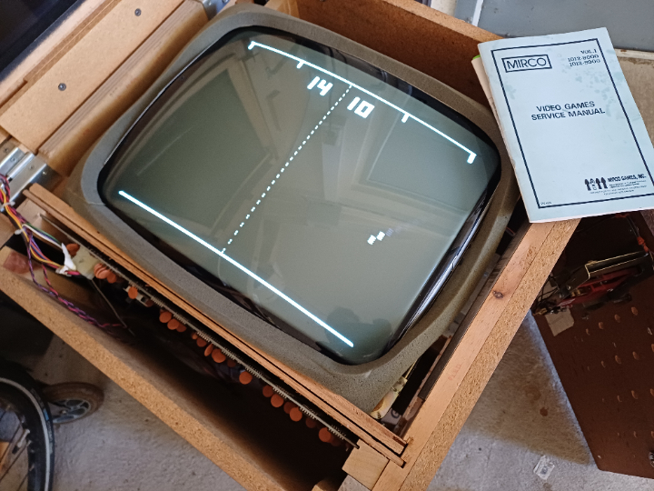 Eingebauter Monitor und die wie früher meist üblich beigelegt ein Servicehandbuch.