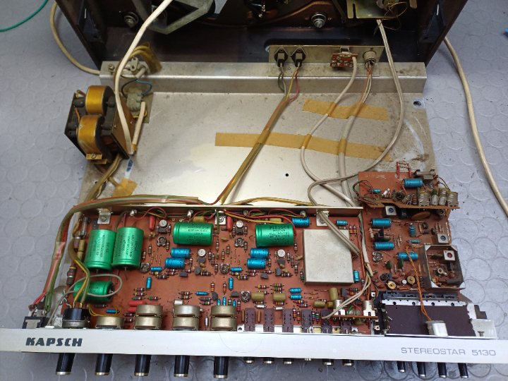 Gerät aufgeklappt, Elektronik unten verbaut, der Plattenspieler darüber im Gehäuse.