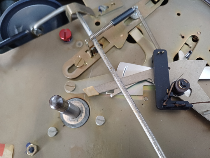 Mechanik zur Endabschaltung, meist ist nach Jahrzehnten der Mitnehmergummi zu tauschen.
