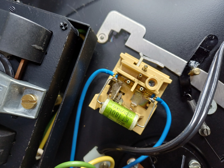 Und noch ein Entstörkondensator mit einer Spannungsfestigkeit von nur 250 Volt, auch Knallbonbon wegen der runden Bauform genannt, muss durch einen neuen mit höherer Spannungsfestigkeit ersetzt werden.