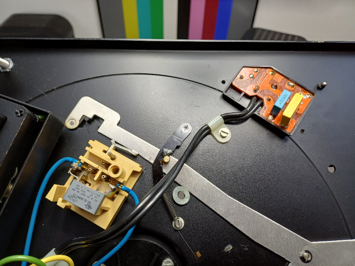 Zulässig sind nur noch X2 Entstörkondensator mit einer Spannungsfestigkeit von mindestens 275 Volt. Hier wurden welche mit 305 bzw. 440 Volt verwendet.