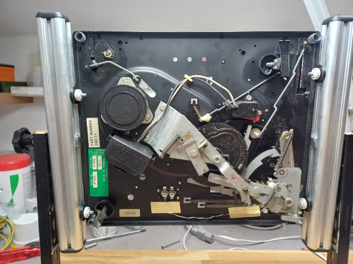 Meist wurden von Schneider Laufwerke von Dual verbaut, bzw. erwarb Schneider Ende der 80er sogar die Markenrechte von Dual. Hier ist jedoch ein ST-305 Laufwerk made in Taiwan verbaut. Aber eigentlich ähnlich aufgebaut, vollautomatischer Betrieb mit einstellbarer Wiederholungsfunktion. Meist wurden von Schneider Laufwerke von Dual verbaut, bzw. erwarb Schneider Ende der 80er sogar die Markenrechte von Dual. Hier ist jedoch ein ST-305 Laufwerk made in Taiwan verbaut. Aber eigentlich ähnlich aufgebaut, vollautomatischer Betrieb mit einstellbarer Wiederholungsfunktion.