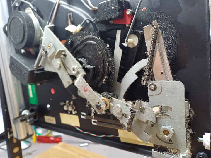 Plattenspielermechanik, nach Jahrzehnten klebrig, verharzt und verstaubt. Plattenspielermechanik, nach Jahrzehnten klebrig, verharzt und verstaubt.